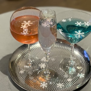 Edible pre-cut snowflake wafer toppers for drinks and cake decorating. Winter and Christmas theme
