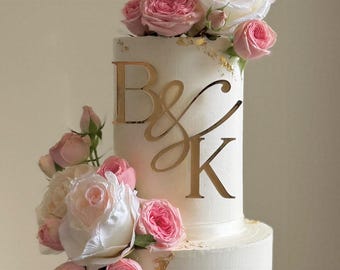 Wedding Cake Charm, Personalised Initials with Script Ampersand, Staggered Gold Mirror Monogram for Floral Wedding Cakes