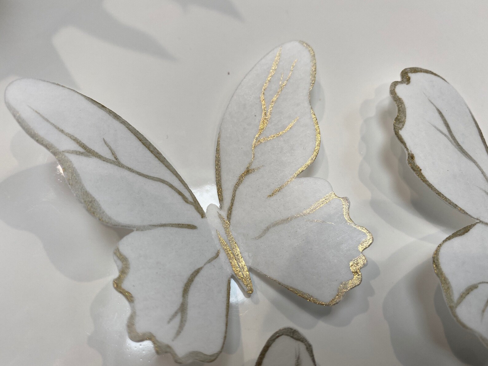 Mariposas blancas de oblea precortadas con acento dorado | Etsy