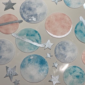 Decorazione commestibile per torte/cupcake con pianeti e stelle a tema spaziale con accenti argentati - Sistema solare