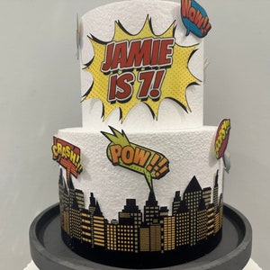 Vorgeschnittene essbare Comic Gebäude / Wolkenkratzer - Superhelden Birthday Cake Topper Set mit Sprechblasen - Kapow Boom Pow Oops Crash