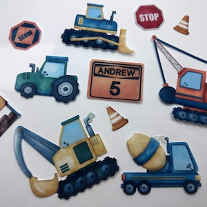 Taarttopper met eetbare bouwvoertuigen. Decoraties voor verjaardagstaarten: vrachtwagens, graver, cementmixer, wafelkaart of glazuur