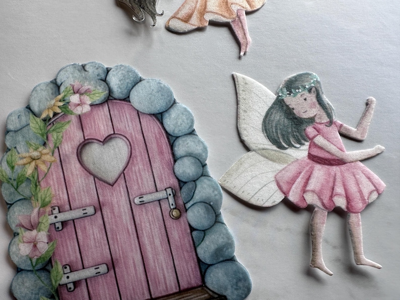 K&ouml;nnte beinhalten: Eine skurrile Illustration mit einer rosa Feent&uuml;r mit herzf&ouml;rmigem Fenster, umgeben von blauen Steinen und floralen Akzenten. Eine Fee mit rosa Kleid, Fl&uuml;geln und Blumenkranz ist ebenfalls abgebildet. Das Bild hat ein M&auml;rchen-Thema.