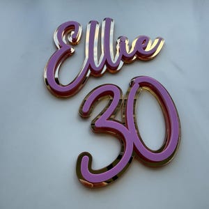 Ciondoli personalizzati in acrilico con nome ed età per torte / Ciondoli per torte a doppio strato / Decorazione personalizzata con nome in corsivo per torte di compleanno