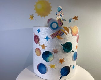 Juego/kit personalizado de topper de oblea de cumpleaños con tema de espacio comestible para decoración de pastel de cumpleaños: astronauta, cohete, planetas y estrellas.