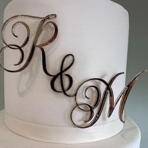 Adorno para tarta de acrílico con monograma de iniciales / Adorno para tarta con nombre en escritura personalizada / Adornos para tarta hechos a mano - Decoración para tarta de bodas / Sr. y Sra.