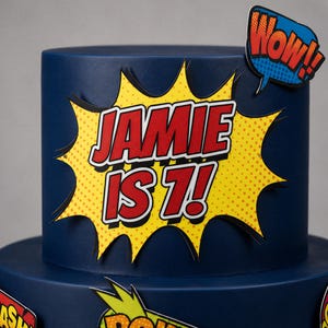 Edificios/rascacielos comestibles precortados de cómics - Set de adornos para tartas de cumpleaños con temática de superhéroes con bocadillos de diálogo - Kapow Boom Pow Oops Crash imagen 2