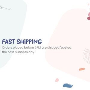 Pu&ograve; includere: Un design grafico con sfondo bianco e forme pastello tenui in azzurro e rosa. Un piccolo gatto dei cartoni animati si trova nell'angolo in alto a destra. Il testo recita FAST SHIPPING seguito da Orders placed before 6PM are shipped/posted the next business day.