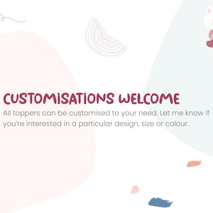 K&ouml;nnte beinhalten: Grafik in Pastellfarben mit dem Text "CUSTOMISATIONS WELCOME" in Burgunder. Das Bild enth&auml;lt eine Cartoon-Katze und abstrakte Formen. Der Text besagt, dass alle Topper angepasst werden k&ouml;nnen.