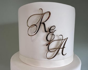 Adorno acrílico personalizado para tarta con iniciales: Adorno para tarta de boda con iniciales de la pareja.