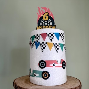 Gepersonaliseerde racewagen taarttopperset - Eetbare taartdecoraties | Voorgesneden wafelkaart / glazuurlaag voor verjaardagstaarten met retro autothema