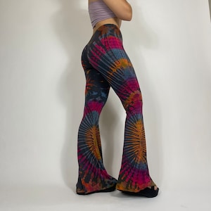 Arabella Flares in viola, pantaloni da festival, leggings Boho tie dye, pantaloni anni '60