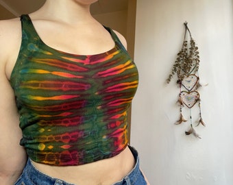 Groene tie-dye crop top: boho festivaltop met open rug