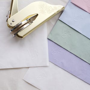 Kundenspezifischer Prägestempel für DIY geprägte benutzerdefinierte Hochzeits-Servietten Umschlag und Einladung, personalisierte Monogramm-Cocktailservietten, Hochzeitslogostempel