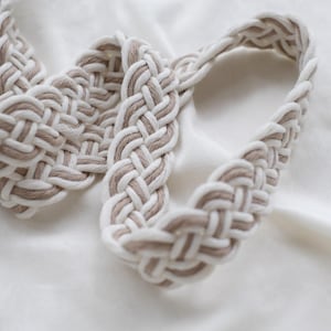 Cordón de unión de manos personalizado, cuerda de unión de manos personalizada de 3 colores con dije, trenza de la Trinidad crema, nudo irlandés, marfil, boda vikinga, nudo celta