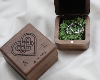 Scatola portafedi in legno rustico personalizzata per proposta di matrimonio, portafedi celtico con muschio, portafedi vichingo per cerimonia di matrimonio, regalo di fidanzamento con monogramma inciso