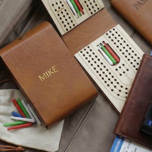 Klein PU-leer opvouwbaar reiswiegbord: gepersonaliseerd foliemonogram aangepaste naam zak wieg spelcadeaus