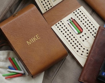 Tablero de cribbage de viaje plegable de cuero sintético pequeño: monograma de aluminio personalizado, nombre personalizado, regalo para juegos de cribbage de bolsillo.