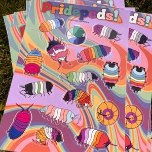 Pode incluir: Uma pilha de autocolantes com ilustrações coloridas de isópodes sobre um fundo psicodélico. Os autocolantes apresentam o texto "Pridepods!" e o identificador do Instagram "@littlegreenmeow". Os isópodes são retratados em várias cores, incluindo arco-íris e tons pastel.