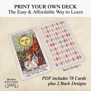 K&ouml;nnte beinhalten: Ein druckbares Tarot-Deck mit der Sonnenkarte, die ein wei&szlig;es Pferd und ein Kind zeigt, das darauf reitet. Die R&uuml;ckseite ist mit einem Muster aus roten, gr&uuml;nen, blauen und beigen Rauten verziert. Der Text lautet "DRUCKEN SIE IHR EIGENES DECK Der einfache und erschwingliche Weg zum Lernen" und "PDF enth&auml;lt 78 Karten plus 2 R&uuml;ckseiten-Designs".