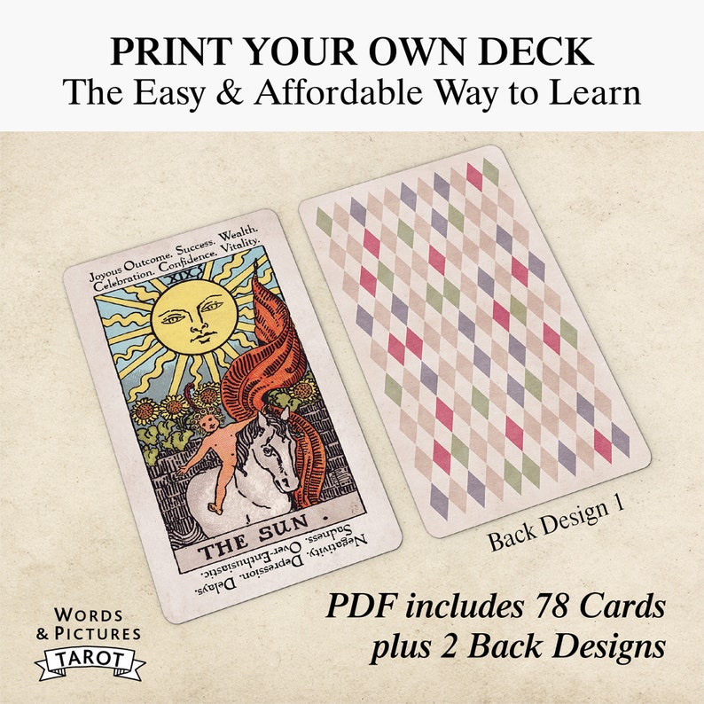 K&ouml;nnte beinhalten: Ein druckbares Tarot-Deck mit der Sonnenkarte, die ein wei&szlig;es Pferd und ein Kind zeigt, das darauf reitet. Die R&uuml;ckseite ist mit einem Muster aus roten, gr&uuml;nen, blauen und beigen Rauten verziert. Der Text lautet "DRUCKEN SIE IHR EIGENES DECK Der einfache und erschwingliche Weg zum Lernen" und "PDF enth&auml;lt 78 Karten plus 2 R&uuml;ckseiten-Designs".