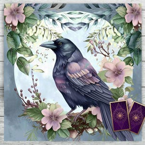Peut inclure: Une illustration numérique représentant un corbeau noir perché au milieu d'une couronne de feuilles vertes et de fleurs rose pâle sur fond de lune lumineuse. Deux cartes rectangulaires violettes avec des soleils dorés sont en bas à droite.