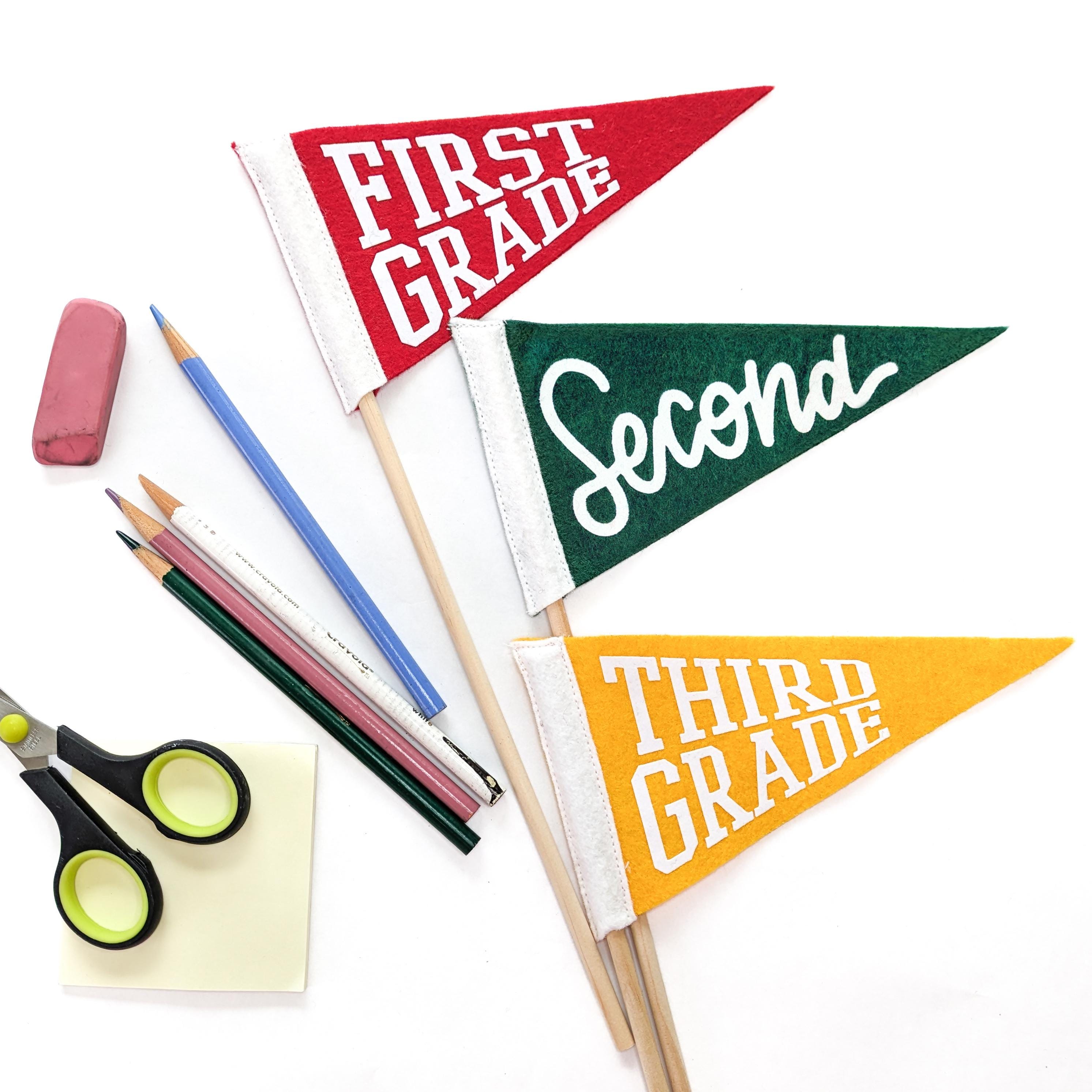 SCHOOL GRADE PENNANT | Preschool, Kindergarten, First Grade to Senior | First Day of School Flag | Mini 4x7 inch sign on a stick