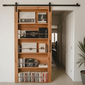 Moderne Schiebetür mit eingebautem Bücherregal für Wohnzimmer oder Home Office Space Divider