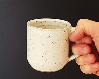 Taza de café – Taza de cerámica blanca moteada de 8 onzas hecha a mano