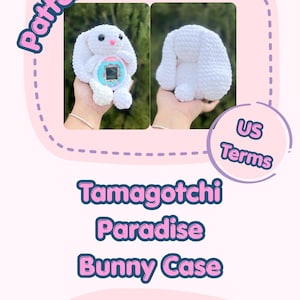 Könnte beinhalten: Eine weiße, gehäkelte Hasenhülle, die für ein Tamagotchi-Gerät entworfen wurde. Der Hase hat lange Ohren, eine kleine rosa Nase und schwarze Augen. Der Text auf dem Bild lautet Pattern Only, US Terms und Tamagotchi Paradise Bunny Case.