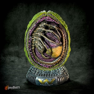 Facehugger Specimen Egg – Cross-Section Xenomorph Display | Hand-Painted Alien Diorama by Jay Bart Creations