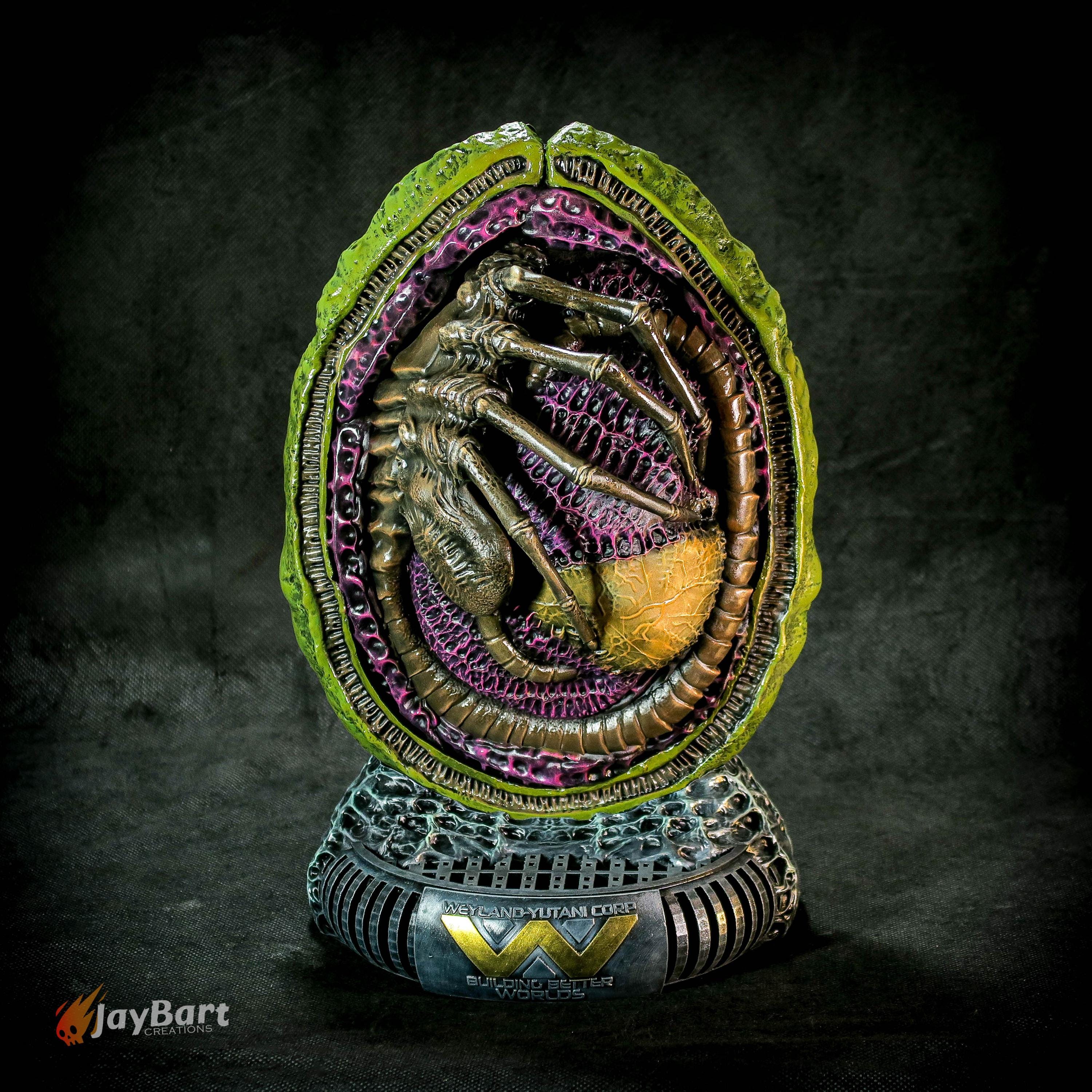 Facehugger Specimen Egg – Cross-section Xenomorph Display | Hand