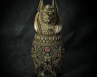 Das koptische Glas des Anubis Guardian ist ein handbemaltes Artefakt aus Resin.