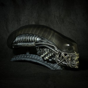 Xenomorph Alien Display Piece with Removable Translucent Dome