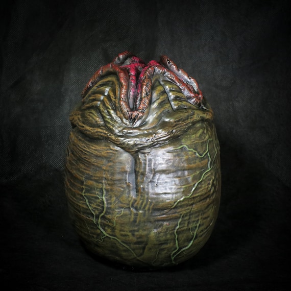 当時物　詳細不明 エイリアンエッグ　透明樹脂　金属フェイスハガー入り フィギュア 当時物 詳細不明 エイリアンエッグ 透明樹脂 金属フェイスハガー