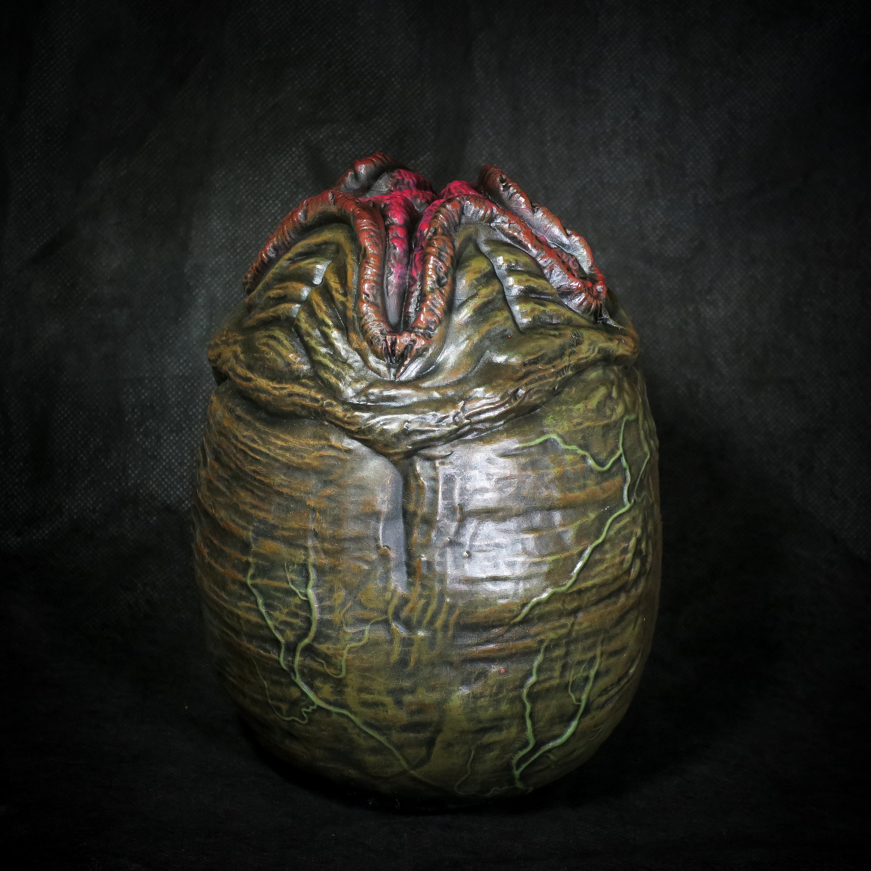 手描きのエイリアンエッグ（フェイスハガーの骨格が見える） - 樹脂3D