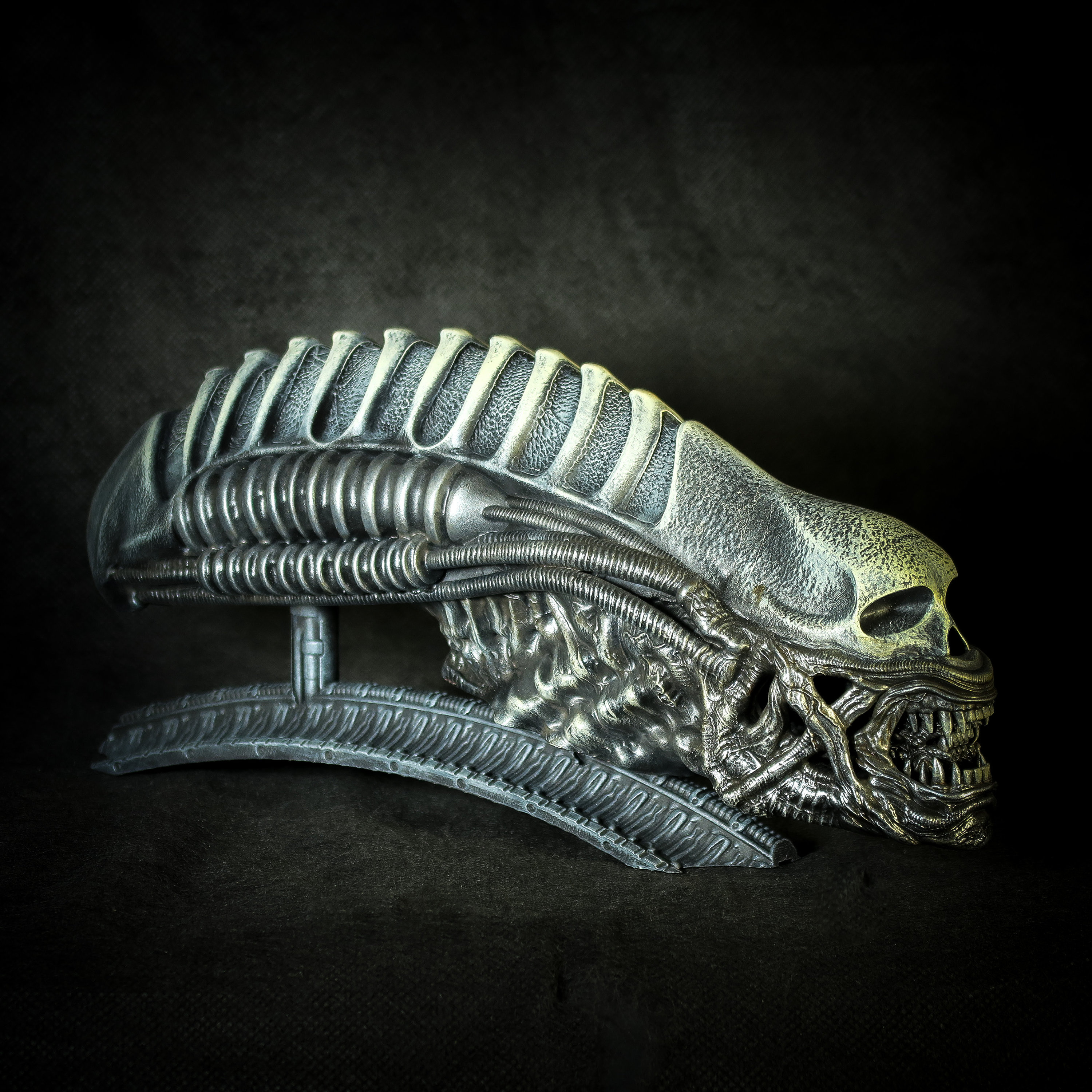 取り外し可能な半透明ドーム付きゼノモーフエイリアンディスプレイ