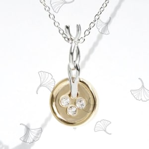 Colgante de botón diminuto, aguja e hilo en oro vermeil amarillo de 18 quilates. Collar de sastre de plata de ley. Bonito colgante de moda en 3D.