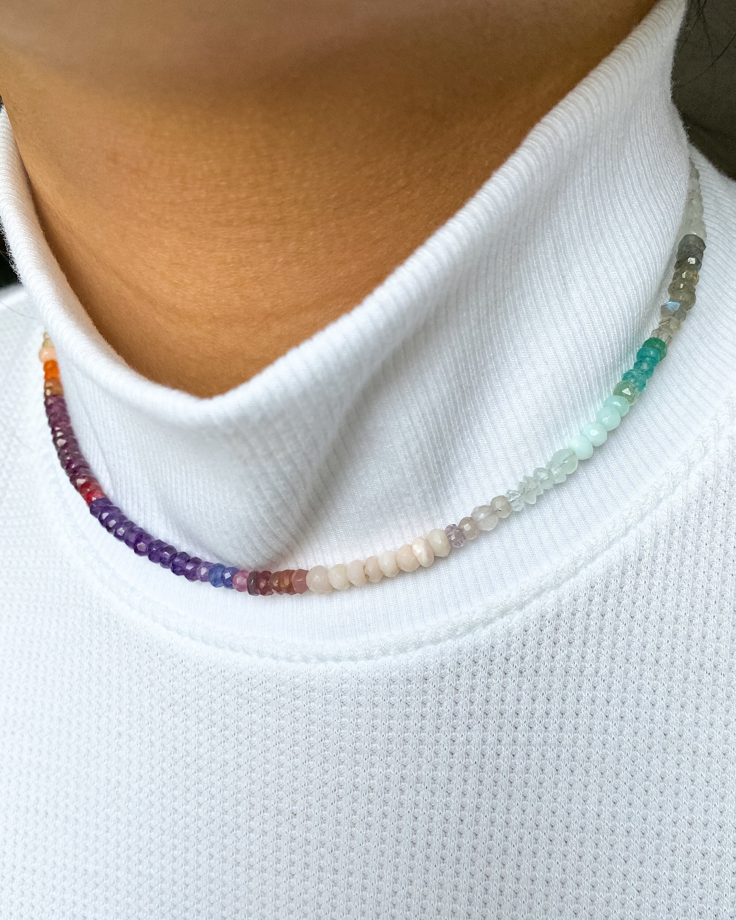 Collana di perle di pietre preziose rotonde arcobaleno bianco