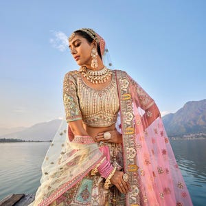 Beige Braut Original Lehenga Choli in Seide mit Khatli Stickerei Schwere Arbeit | Braut Lehenga Choli / Blusen-Set | Hochzeit Lehenga Choli Set