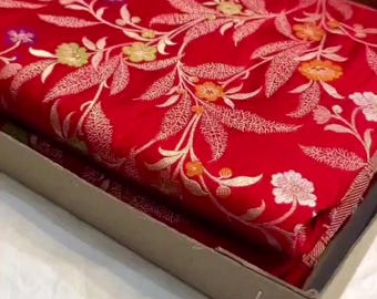 Sari de seda Katan en telar manual Banarasi rojo: Jangla floral Meenakari, Pallu pesado / Marca de seda certificada