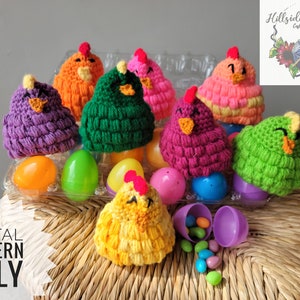 Könnte beinhalten: Ein Set gehäkelter Küken-Ornamente in verschiedenen Farben, darunter Lila, Grün, Rosa, Orange und Gelb. Die Küken sitzen in einem Eierkarton mit Plastik-Ostereiern. Die Küken sind eine lustige und festliche Ergänzung für jede Osterdekoration.