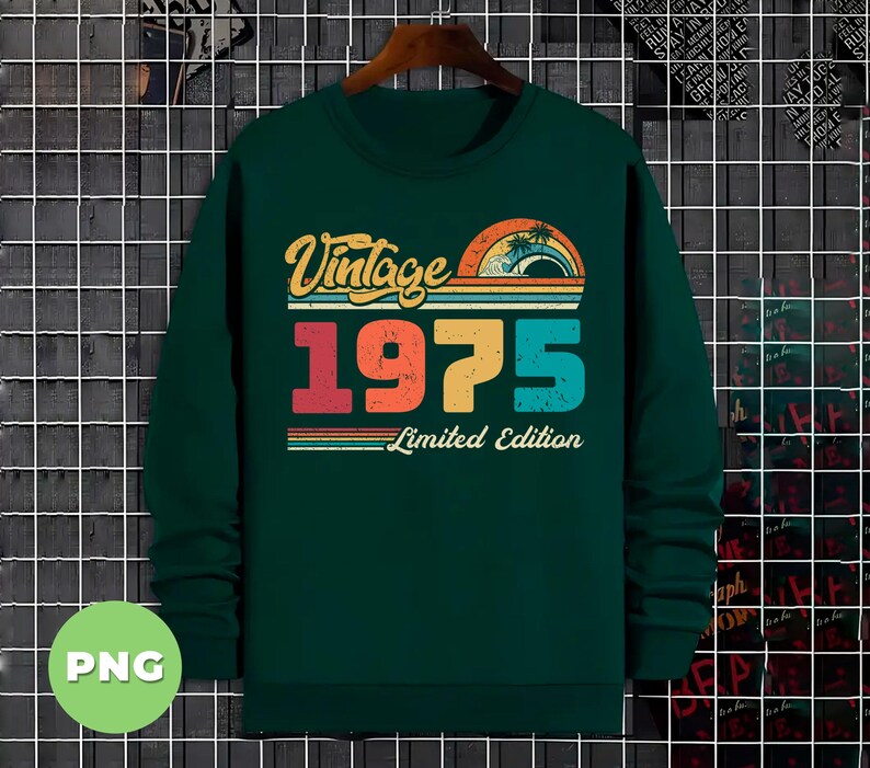 Puede incluir: Una camiseta de manga larga verde oscuro con un dise&ntilde;o vintage de 1975. La camiseta tiene un gr&aacute;fico de colores arco&iacute;ris con palmeras y el texto "Vintage 1975 Limited Edition".