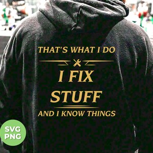 以下が含まれることがあります： 「That's what I do I fix stuff and I know things」という金色の文字が書かれた黒いパーカー。