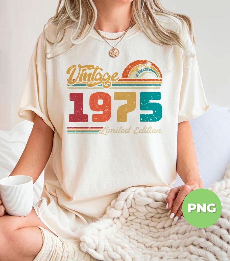 Puede incluir: Una camiseta blanca con un gr&aacute;fico de estilo vintage que dice "Vintage 1975 Limited Edition". El gr&aacute;fico presenta un arco&iacute;ris con una palmera y un sol.