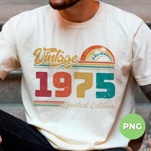 Puede incluir: Una camiseta de estilo vintage con un dise&ntilde;o de arco&iacute;ris descolorido y el texto "Vintage 1975 Limited Edition".