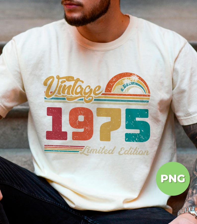 Puede incluir: Una camiseta de estilo vintage con un dise&ntilde;o de arco&iacute;ris descolorido y el texto "Vintage 1975 Limited Edition".