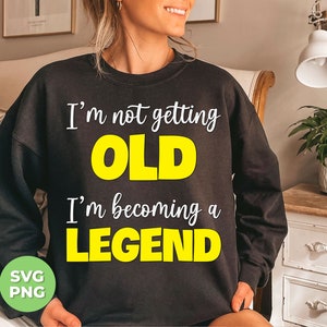 Ik word niet oud Svg, ik word een legende Svg, wees een legende Svg, grappig citaat Svg, legendarische man Svg, Svg-bestanden, Png-sublimatie