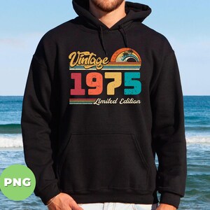 Puede incluir: Sudadera con capucha negra con un dise&ntilde;o vintage de 1975. El texto "Vintage 1975 Limited Edition" est&aacute; impreso en la parte delantera de la sudadera.