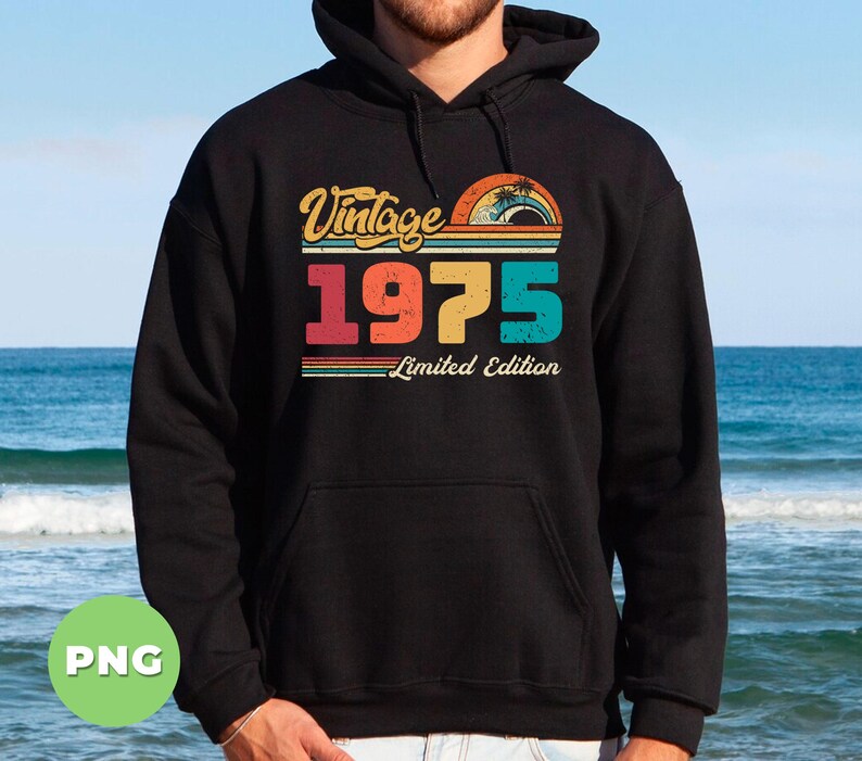 Puede incluir: Sudadera con capucha negra con un dise&ntilde;o vintage de 1975. El texto "Vintage 1975 Limited Edition" est&aacute; impreso en la parte delantera de la sudadera.